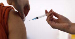 OMS pidió a los países donar las vacunas en lugar de inocular a los niños