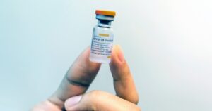 Minsal actualiza estudio de vacuna Sinovac y eleva efectividad para prevenir ingreso a UCI y muerte