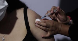 Argentina estudia con China, Israel y Reino Unido la producción de vacunas Covid en el país