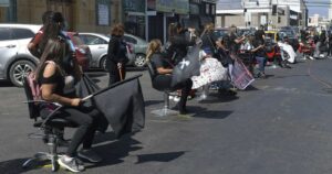 Peluqueros de Iquique en rebeldía: amenazan con abrir si no son considerados 