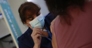 Colegio Médico de Santiago arremete contra carnet verde para vacunados: 