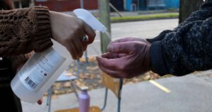 Vocal de mesa llegó a local de votación en Quintero pese a dar positivo a COVID-19