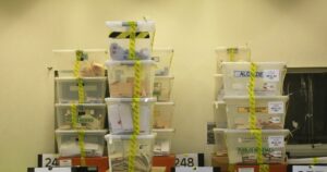 Vocales denuncian cierres plásticos abiertos en urnas de colegio de Independencia