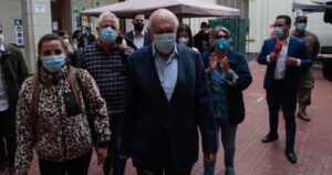 VIDEO - Ricardo Lagos es increpado cuando emitía su voto en Insuco