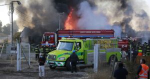Incendio afectó a fábrica de productos químicos en Lampa y produjo nube de humo