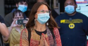 Egresados de la U. de Chile refutan idea de fijar precios de Irací Hassler