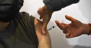 Chilenos entre 40 y 49 años lideran las cifras de no vacunados contra el COVID-19