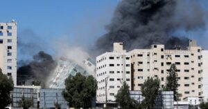 Israel destruye las oficinas de Al Jazeera y Associated Press en Gaza