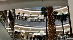 Hinchas de Colo Colo piden la vuelta del público a los estadios en el Costanera Center