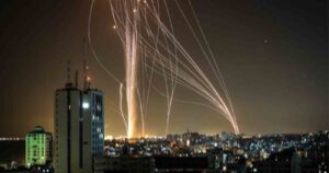 Un muerto y ocho heridos por el lanzamiento de 130 cohetes de Hamás contra Tel Aviv