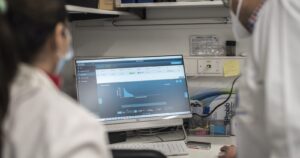 Red de laboratorios universitarios duplicará capacidad para buscar variantes del COVID-19