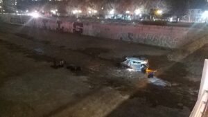 Persecución policial termina con auto en medio del Mapocho y seis detenidos