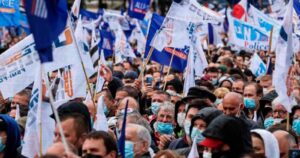 Policías franceses marchan por París en protesta por asesinatos de funcionarios