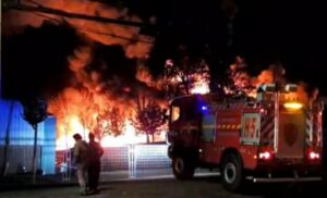 Incendio afecta a fábrica de espuma en San Bernardo