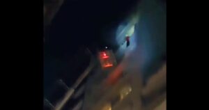 VIDEO - Futbolista uruguayo con COVID-19 fue rescatado tras incendio en hotel donde estaba aislado