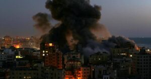 Al menos 50 palestinos muertos y más de 300 heridos dejan los bombardeos en Gaza