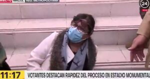 Mujer fue detenida tras ser acusada de fotografiar su voto en el Estadio Monumental