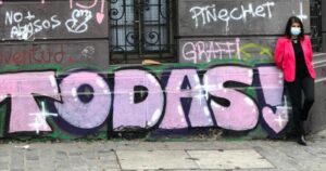 Autoras de grafiti donde posó Paula Narváez acusan lavado de imagen: 