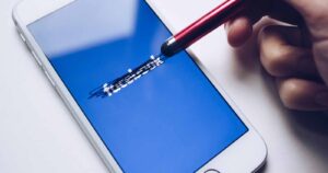 ¿Entregar mi información digital o proteger mi privacidad? La duda que reflota a raíz de la última actualización del iOS