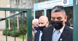 Policía argentino es condenado a dos años de prisión por matar a delincuente