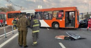 Delincuentes robaron bus del Transantiago y provocaron accidente que dejó dos lesionados