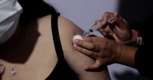 Estados Unidos impulsa acuerdo para vacunar a personas en zonas de conflicto