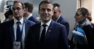 Hombre que golpeó a Macron pasará al menos cuatro meses en la cárcel