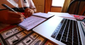 77% de docentes que realiza clases online enseña los contenidos