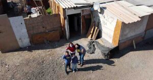 “Becas de Oficio Santander” beneficiará a 500 personas de campamentos donde está presente TECHO Chile