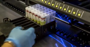 China detecta primer contagio de gripe aviar H10N3 en humanos