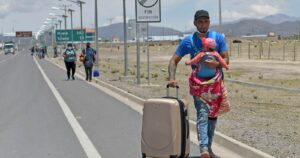 Formalizan a imputado por tráfico de 19 migrantes bolivianos que iban en un bus
