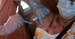 Mujer de 86 años muere en proceso de vacunación en Argentina: shock anafiláctico habría causado fallecimiento