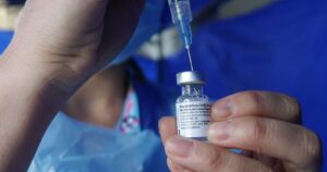 Niña recibió por error la vacuna contra el COVID-19 de Pfizer en Recoleta