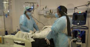 ICOVID: nuevos casos comienzan a bajar, con ocupación hospitalaria en niveles críticos