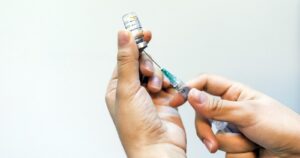 China confirma aprobación de vacuna de Sinovac para niños desde los 3 años