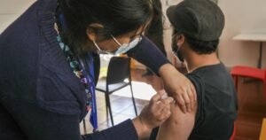 Vacunación con primera dosis ha caído 43% tras impulso por pase de movilidad