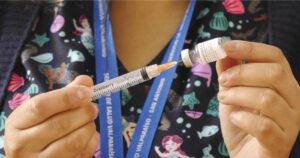 Justicia ordena a padres antivacunas cumplir con plan de vacunación de su hijo