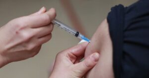 Uruguay autoriza la vacunación de menores entre 12 y 18 años con dosis de Pfizer