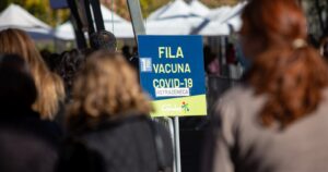 Menores de 45 años que recibieron vacuna de AstraZeneca tendrán una segunda dosis Pfizer