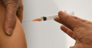 Calendario de vacunación llegará hasta los 18 años y adolescentes del Sename