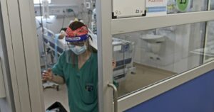 Por primera vez, los menores de 39 años lideran la ocupación de camas UCI por COVID-19