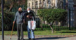 Francia dejará de exigir mascarillas en exteriores a partir de este jueves