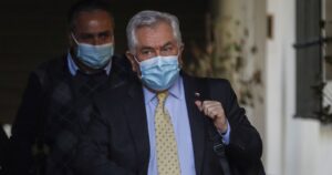 Diputados de oposición analizan interpelar al ministro Enrique Paris