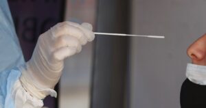 Balance COVID-19: más de 5 mil casos nuevos y positividad superior al 12% en la Región Metropolitana