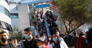 Costanera Center registró largas filas de clientes en la previa de la cuarentena