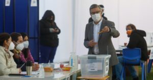 Lavín respalda a Orrego en plena votación: 