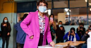 Karina Oliva votó en compañía de Boric y Jadue: “Nuestra voluntad de diálogo va a ser siempre”