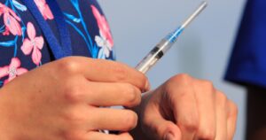 Covid-19: comienza vacunación de menores entre 12 y 17 años con comorbilidades