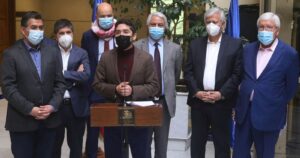 Bancada PS trabaja en una acusación constitucional contra el ministro Raúl Figueroa