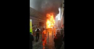 VIDEOS - Explosión e incendio afectan cercanía de estación de trenes en Londres